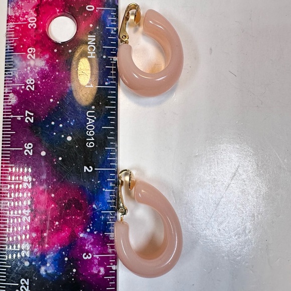 Vintage Crown Trifari light pink lucite oval hoop clip on earrings - Picture 4 of 5